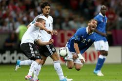 雷速体育比分官网直播-顶级球队对决，欧洲足球赛场上的激烈对抗