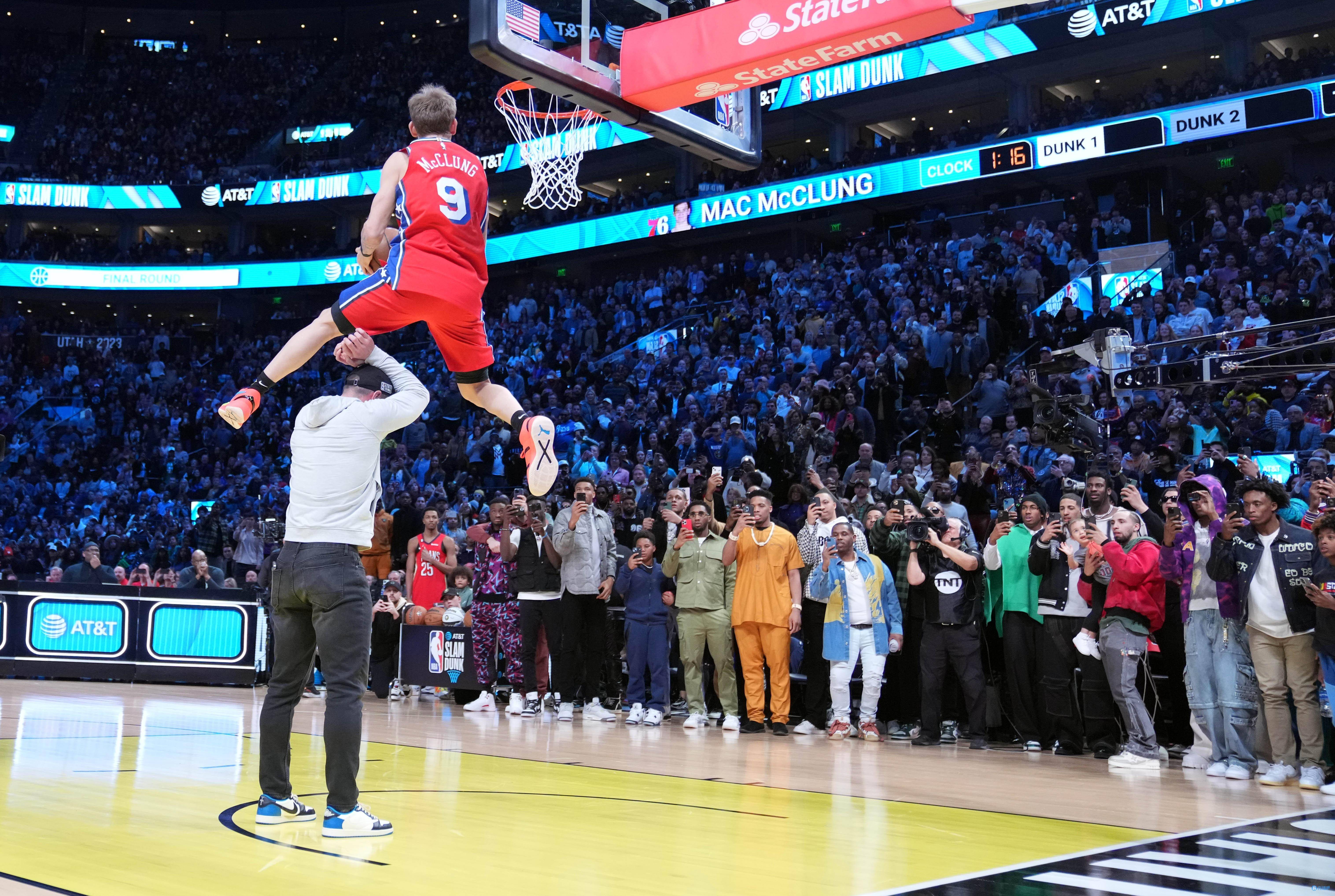 包含NBA全明星赛落幕，球迷沉浸在比赛中的词条