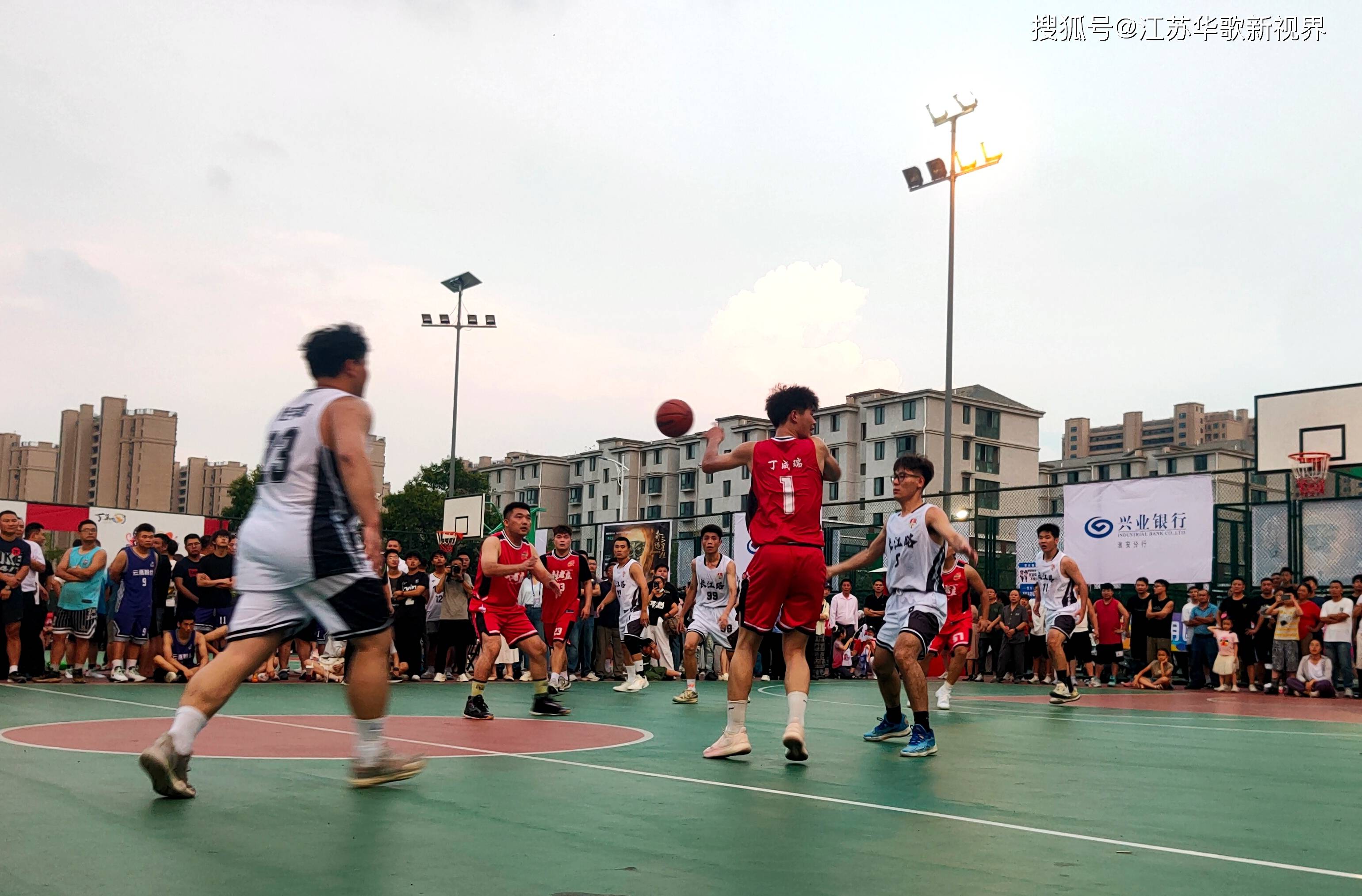 篮球职业联赛中出现了一场激烈的对决