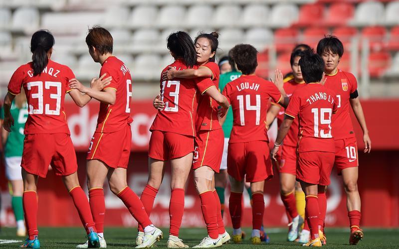 中国女足队员全力以赴，冲刺胜利