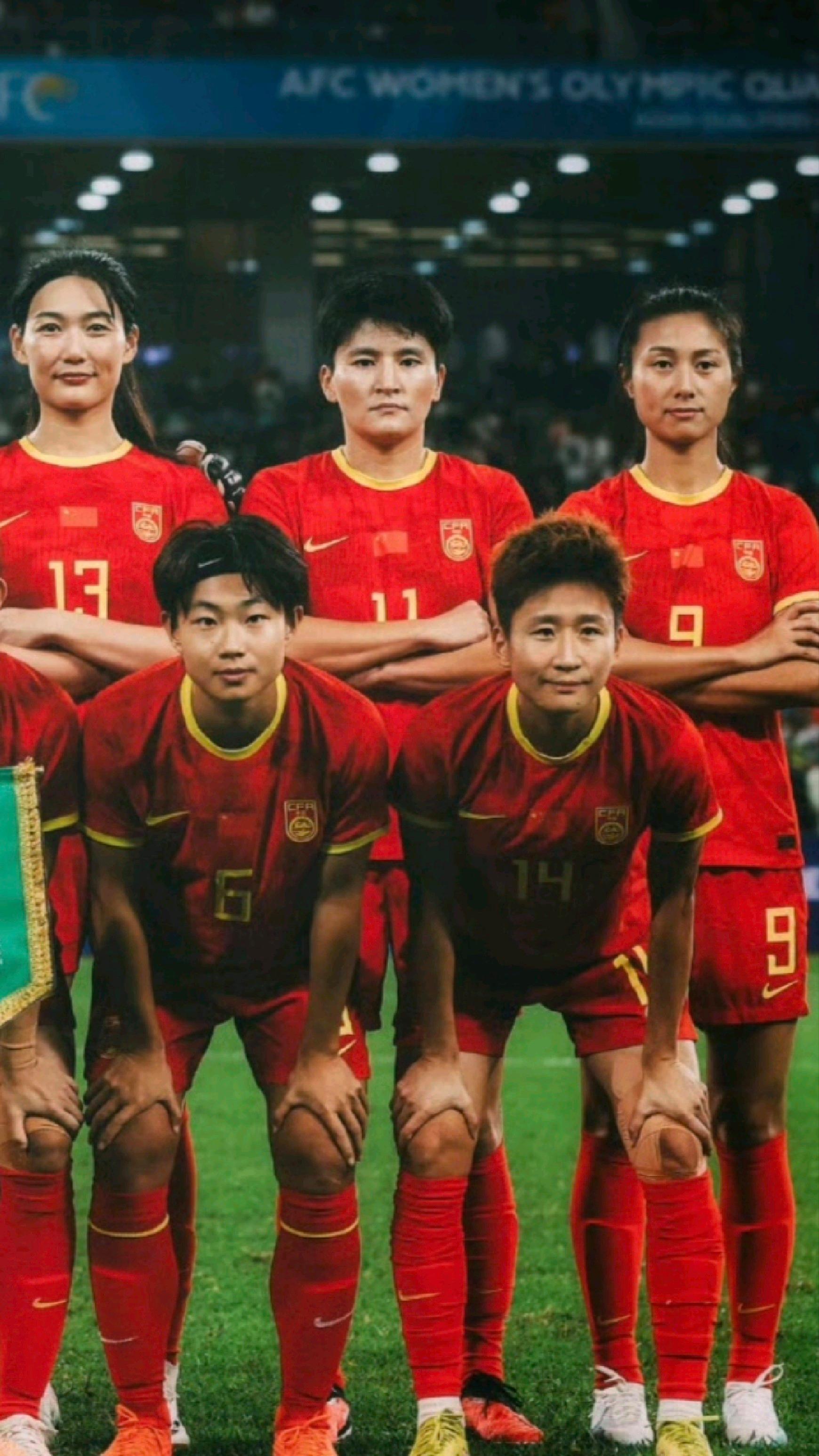 中国女足队员全力以赴，冲刺胜利
