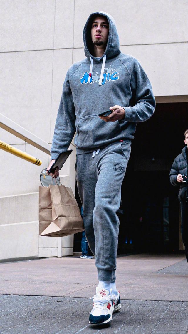 关于阿尔科伦主场加油，豪取三分的信息