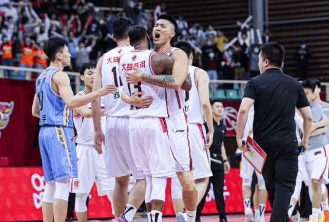 FPX血洗HKA，BDD关键团战开团秒人激烈交锋半决赛，留下经典瞬间的简单介绍