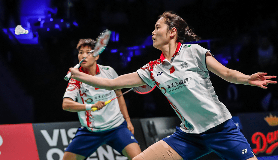 德国队鏖战丹麦队，黄鸭组合点燃赛场