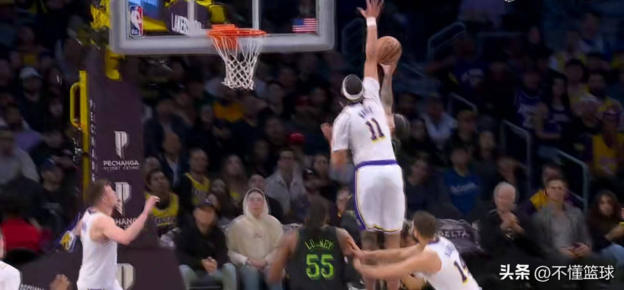 湖人轻取鹈鹕，易建联高光表现